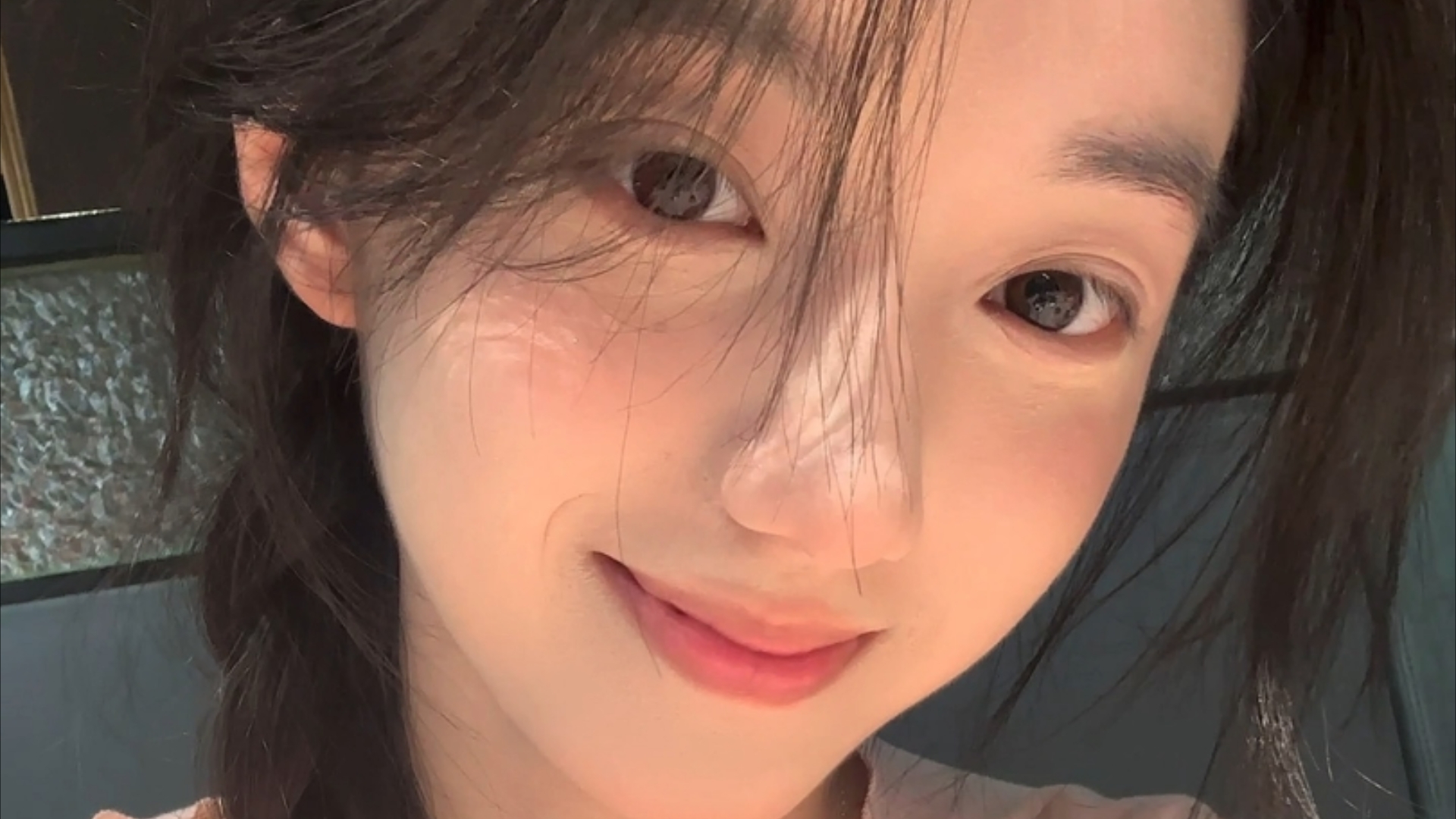 武汉渡江节：两千余名中外“泳士”搏浪长江